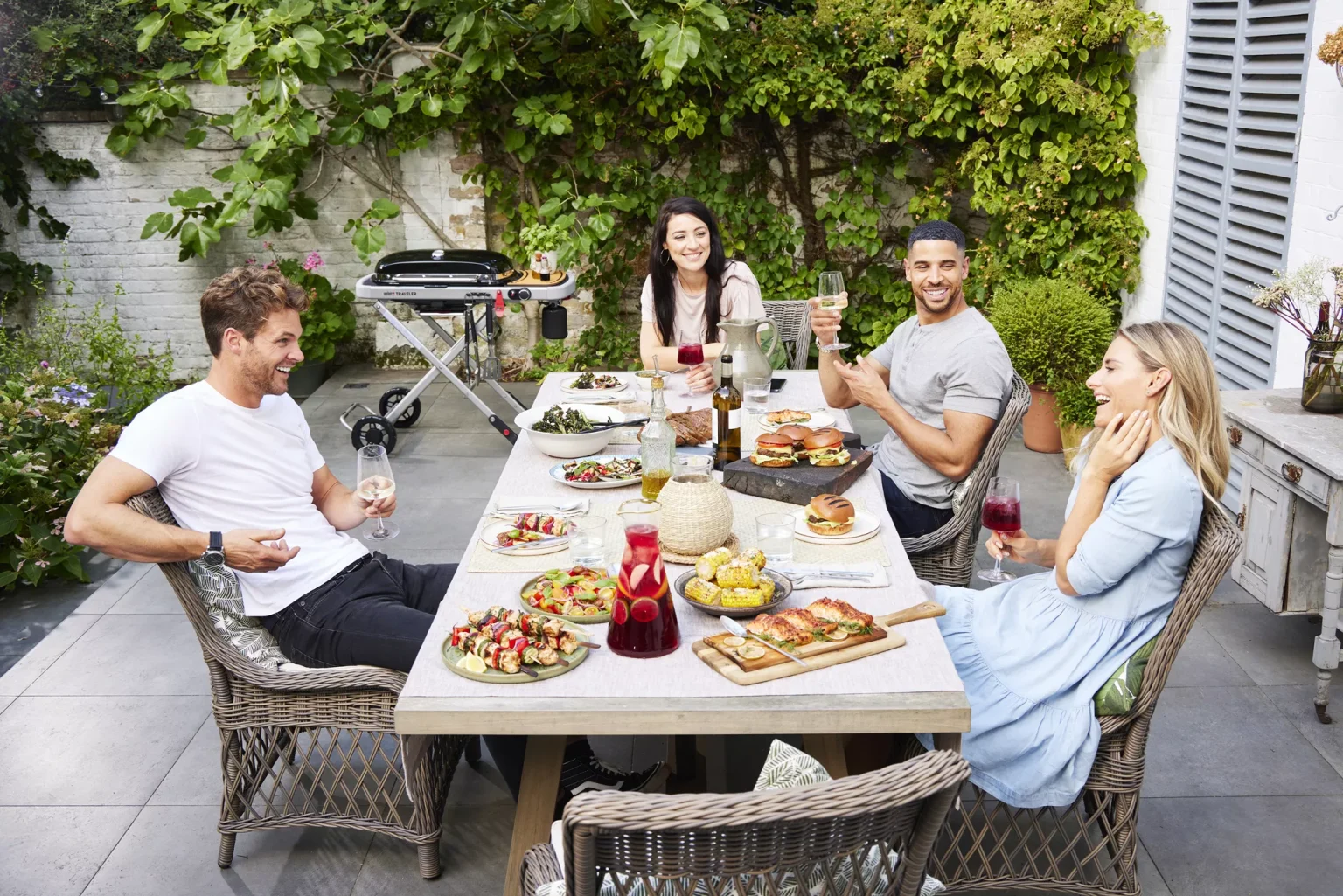 How to Create the Perfect Outdoor Dining Experience